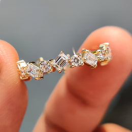 Zig Zag Band Featuring Emerald and Round Diamond